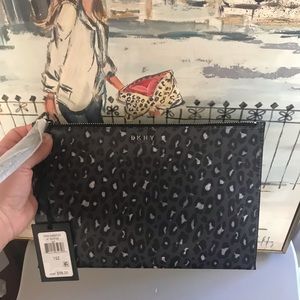 DKNY Black Grey print Nylon Wristlet perfect for on the go 🕶💃🏼👠💄